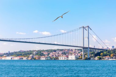 Ort ile İstanbul Boğaz Köprüsü ve Avrupa kıyıları