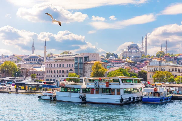 Istanbulské památky: molo Eminonu, mešita Rustem Paša — Stock fotografie