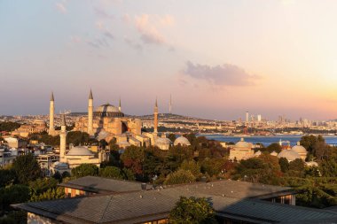 Ayasofya, İstanbul çatıları ve Boğaz, Türkiye.