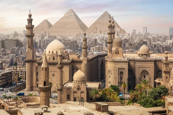 Moskén Sultan Hassan och de stora pyramiderna i Giza, Kairo skyline, Egypten — Stockfoto