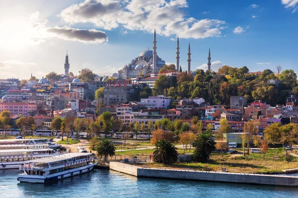 Istanbul vue sur la jetée Eminonu, la mosquée Suleymaniye et le quartier de Fatih, Turquie — Photo