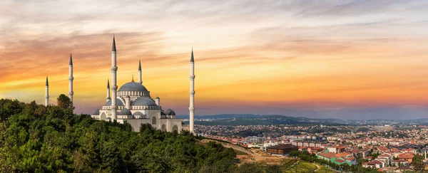 Mesquita da Camlica em Istambul, Turquia, vista do pôr do sol — Fotografia de Stock