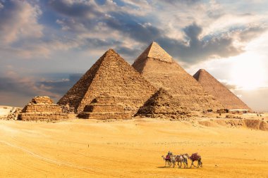 Büyük Giza Piramitleri, Mısır 'ın ünlü simgesi.
