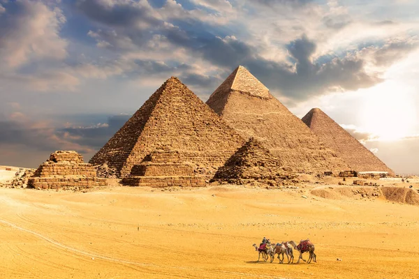 Velké pyramidy v Gíze, slavný orientační bod Egypta — Stock fotografie