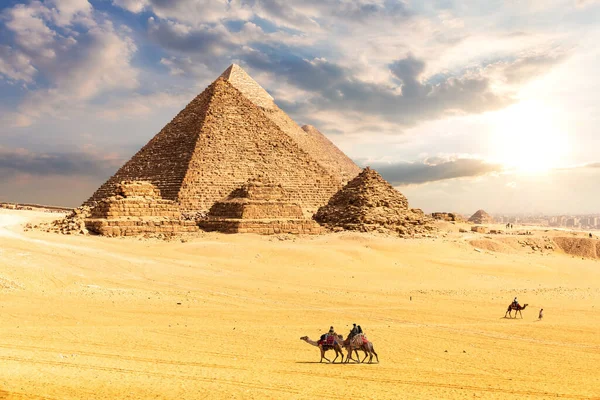 Пирамиды в пустыне Гиза, Египет, солнце и облака пейзаж — стоковое фото
