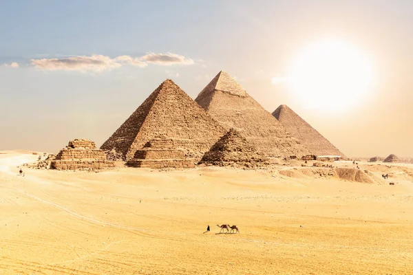 Grote piramides van Gizeh onder de woestijnzon, Caïro, Egypte — Stockfoto