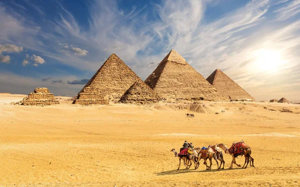 Pirâmides de Gizé e o deserto do Egito sob o belo céu da África — Fotografia de Stock