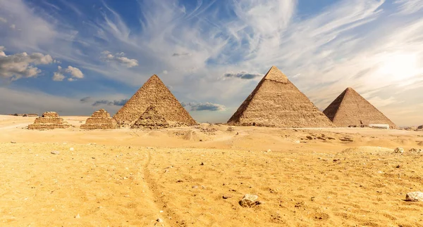 Egitto, famose Piramidi di Giza, vista sul deserto — Foto Stock