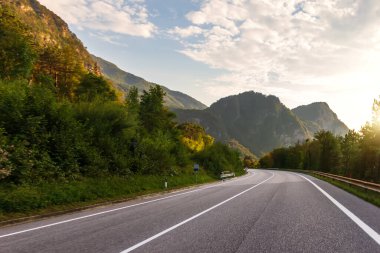 Alplerde gün doğumu, dağ yolu manzarası..