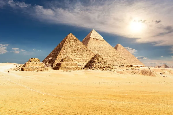 Οι Πυραμίδες της Γκίζας, διάσημο θέαμα κοντά στο Κάιρο, Αίγυπτος — Φωτογραφία Αρχείου