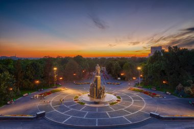 Shevchenko parkı Kharkiv Gün batımı renkleriyle ve akşam ışıklarıyla, Ukrayna
