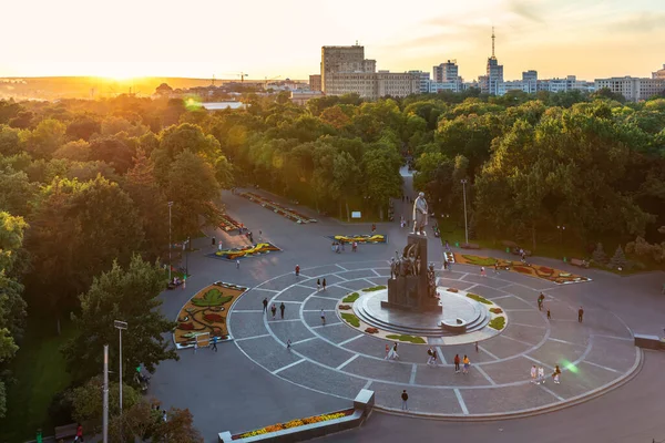 Shevchenko Park in het centrum van Kharkiv, Oekraïne, vanuit de lucht bekijken — Stockfoto