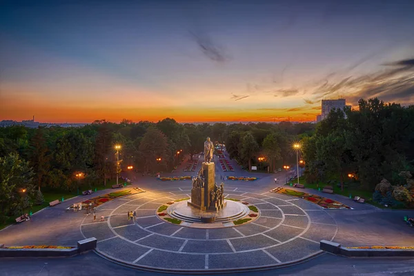 Shevchenko parco di Kharkiv in colori tramonto e luci serali, Ucraina — Foto Stock