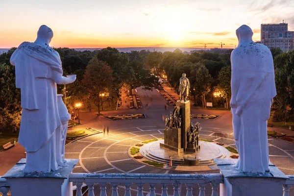 Estatuas antiguas en el techo y vista sobre el parque Kharkiv, Ucrania —  Fotos de Stock