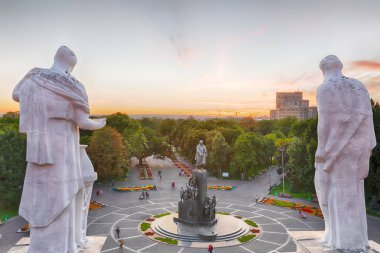 Harkiv şehir merkezindeki Shevchenko Bahçesi, eski binanın çatısından manzara.