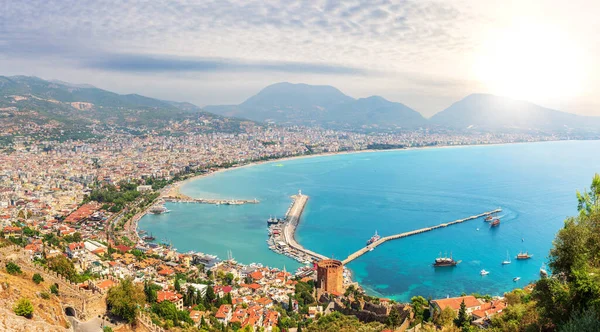 Torre de Alanya y el puerto, vista desde el castillo, Turquía — Foto de Stock