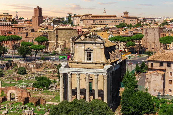 Antoninus och Faustina tempel i Forum Romanum, Rom, Italien — Stockfoto