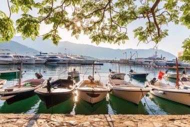 Budva Rıhtımı, Adriyatik kıyısı, Karadağ 'daki tekneler.