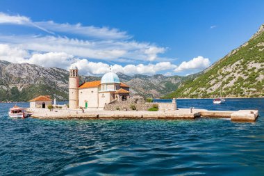 Karadağ 'ın Kotor Körfezi' ndeki Kayalıkların Leydisi Kilisesi