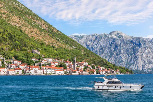 Oude stad, uitzicht vanaf de baai van Kotor in Montenegro — Stockfoto