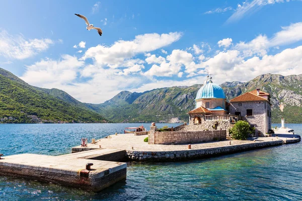 Igreja de Nossa Senhora das Rochas no mar Adriático, Kotor, Montenegro — Fotografia de Stock