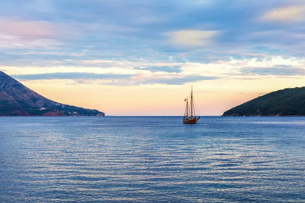 Самотній Корабель Гавані Будва Чорногорія — стокове фото