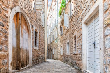 Budva 'nın boş dar sokakları Eski Kasaba, Karadağ, halk yok