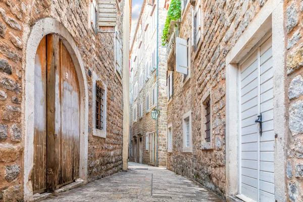 Calle estrecha vacía del casco antiguo de Budva, Montenegro, sin gente — Foto de Stock