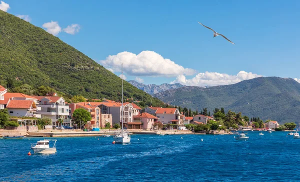 Villas e iates na Baía de Kotor, Paisagem Adriárica, Montenegro — Fotografia de Stock