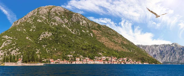 Perast cidade velha vista distante, belo panorama Adriático, Montenegro — Fotografia de Stock