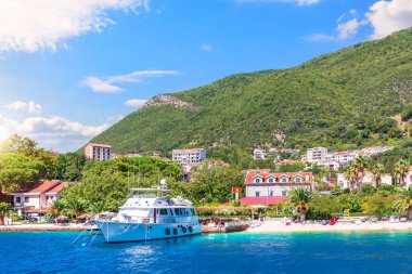 Güzel Adriyatik sahili, Kotor Körfezi, Karadağ.