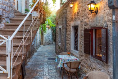 Avrupa sokak kafesi, Eski Budva Kasabası, Karadağ.