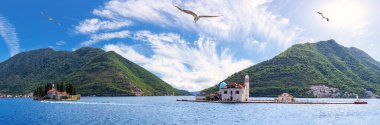 Lady of the Rocks ve Saint George adası Perast, Kotor Körfezi, Karadağ panoramasına yakın..
