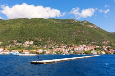 Karadağ 'ın Kotor Koyu' ndaki Adriyatik Denizi 'nin rıhtımı.