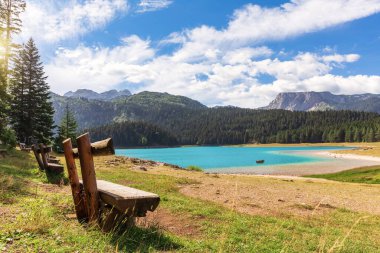Karadağ dağlarındaki Kara Göl kıyısındaki banklar