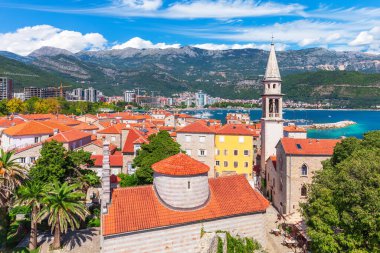Kale ve Vaftizci Aziz John Kilisesi 'nin kulesi, Budva eski kasaba havacılık manzarası, Karadağ