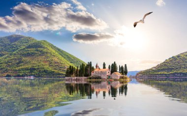 Karadağ 'ın Kotor Körfezi' ndeki Perast kıyısındaki Saint George adası