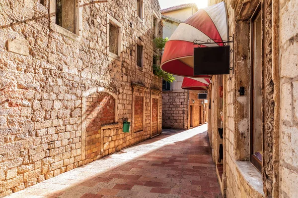 Calle medieval estrecha vacía en el casco antiguo de Kotor, Montenegro — Foto de Stock