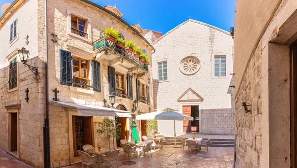 Casco antiguo de Kotor, Iglesia de Santa Clara y edificios tradicionales de Montenegro — Foto de Stock