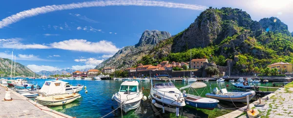 Molo Kotor, wspaniała letnia panorama Czarnogóry — Zdjęcie stockowe