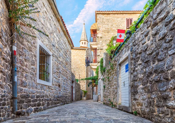 Famosas calles europeas estrechas de Budva, Montenegro — Foto de Stock
