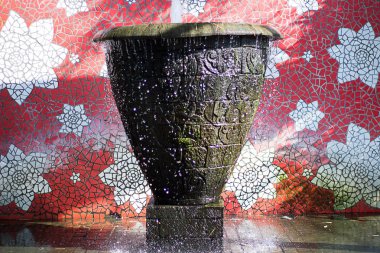 Sıçramasına su çeşme yaz güneş ışığı ile akan