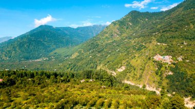 Güneşli bir günde dağlar vadi manzaralı.