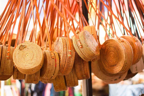 Güzel dokuma el yapımı rattan çanta piyasada