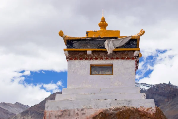 Un pequeño monasterio tibetano en las montañas . — Foto de Stock