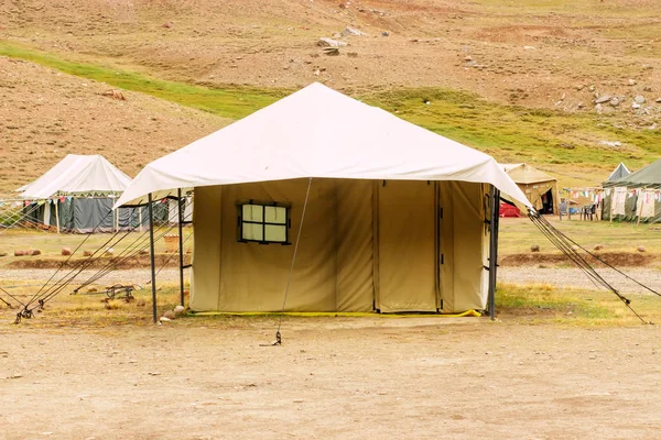 관광 트레킹 캠핑에 두 사람이 텐트 — 스톡 사진