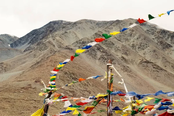 Bandeiras coloridas tibetanas em montanhas na Índia — Fotografia de Stock