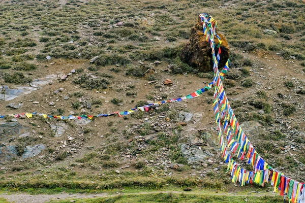 Drapeaux de couleur tibétaine flottant en Himalaya . — Photo