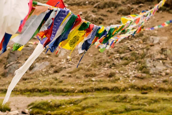 Bandeiras tibetanas coloridas agitando-se ao vento . — Fotografia de Stock