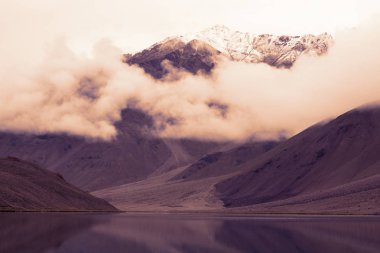 Göl üzerinde dağlarda muhteşem günbatımı.